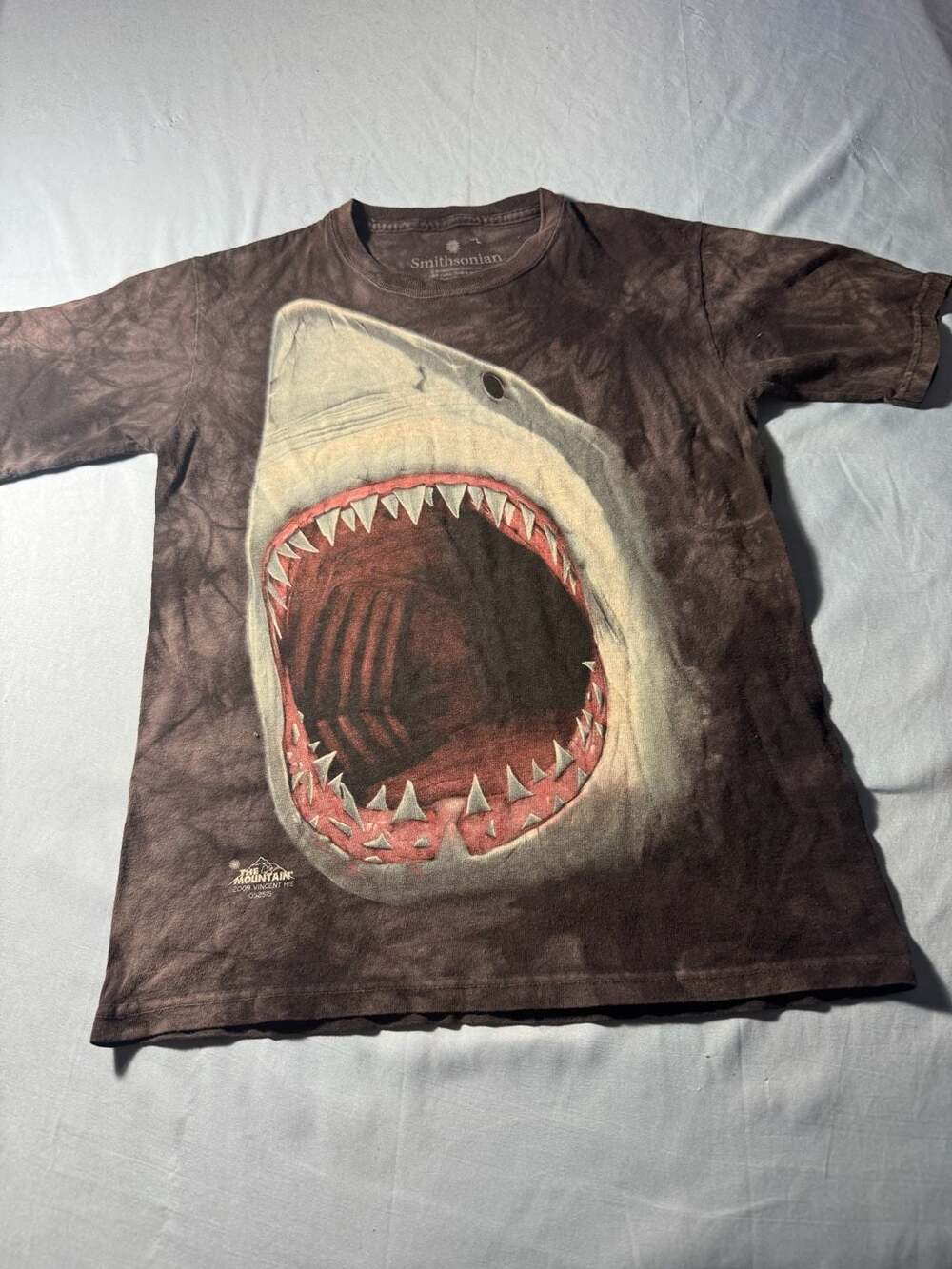 Youth Smithsonian The Mountain Shark Bite Graphic T-Shirt L